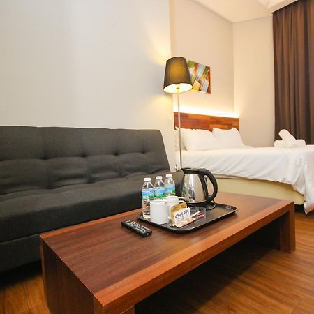 The Riverbank Hotel Куантан Екстериор снимка