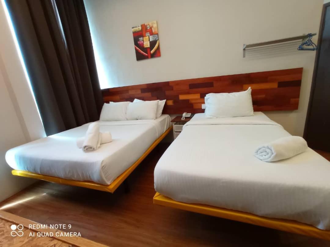 The Riverbank Hotel Куантан Екстериор снимка