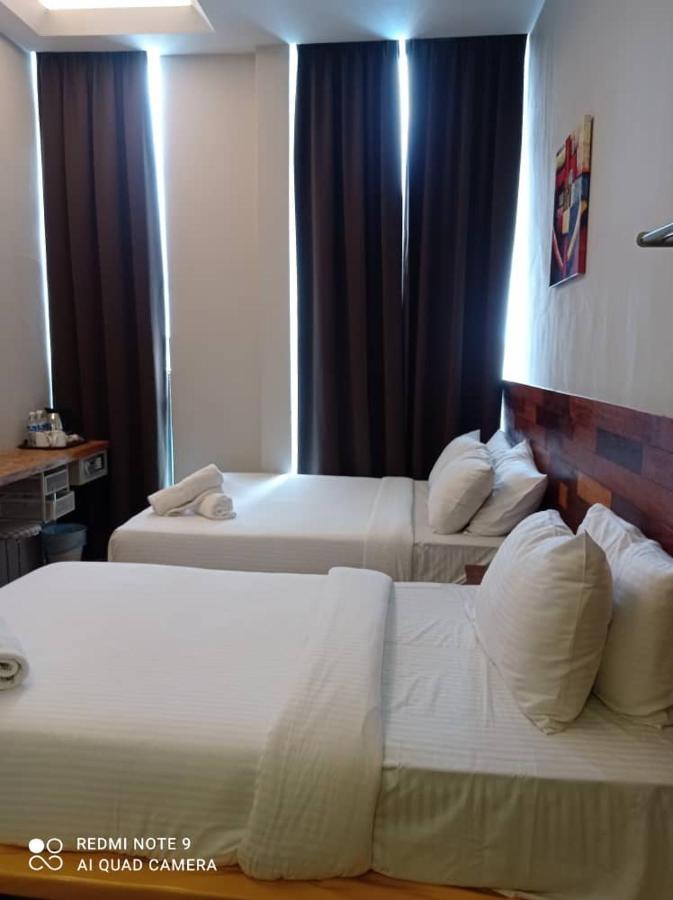 The Riverbank Hotel Куантан Екстериор снимка