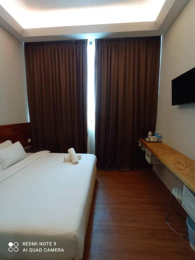 The Riverbank Hotel Куантан Екстериор снимка