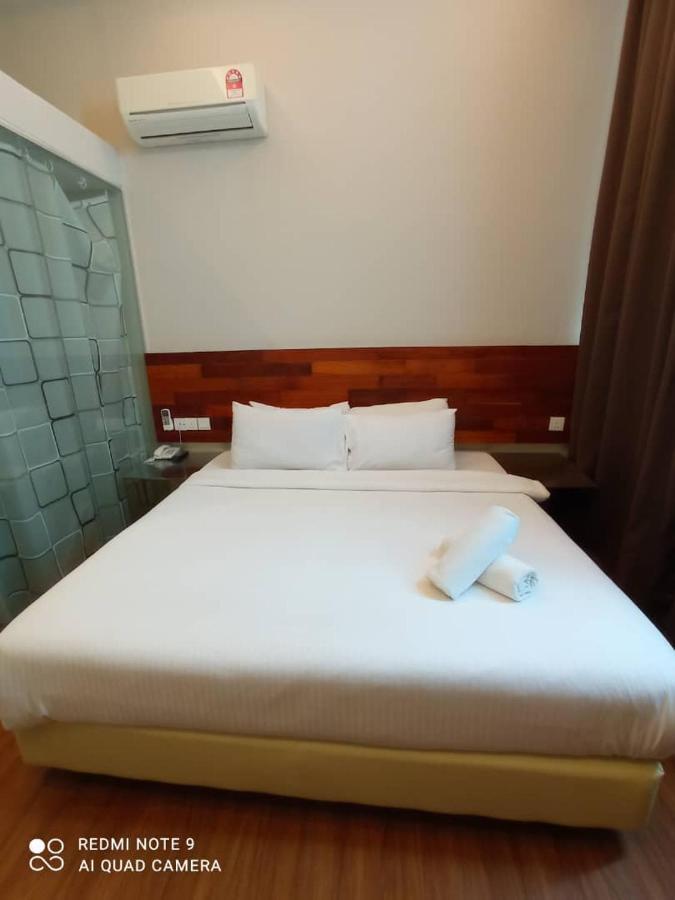 The Riverbank Hotel Куантан Екстериор снимка